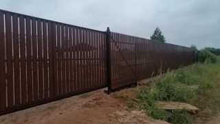 Заборы из металлического штакетника