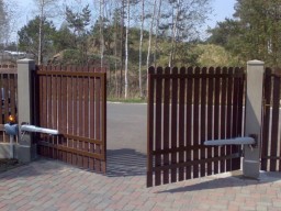 Распашные ворота из евроштакетника с автоматикой (высота 2 м)