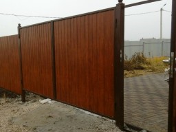 Распашные ворота из профнастила (высота 2 м)