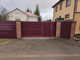 Откатные ворота из с горизонтальным штакетником механические на ж/б