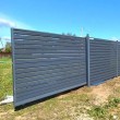 Откатные ворота из евроштакетника с горизонтальным штакетником "Шахматка" автоматические на ж/б