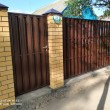 Распашные ворота из евроштакетника с обшивкой ШАХМАТКА (двойная рамка)