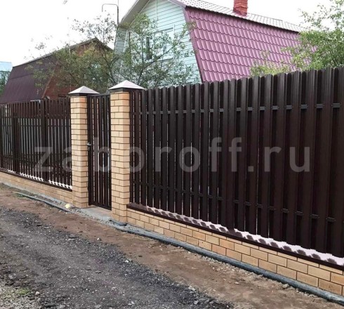 Коричневый забор шахматка из штакетника с кирпичными столбами
